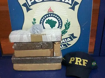 PRF recupera veículo roubado em SP e prende jovem com maconha