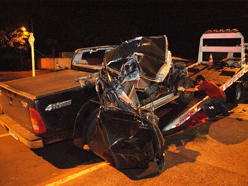 Caminhonete tem teto arrancado e jovem morre em acidente