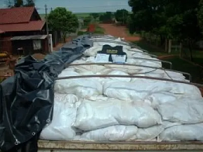 PM apreende caminhão com 20 toneladas de veneno contrabandeados