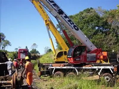 240 toneladas de vagões acidentados são retirados da ferrovia