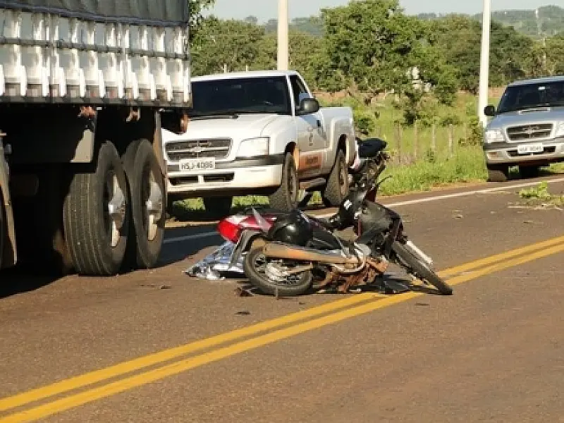 Motociclista morre após bater em caminhão parado em BR