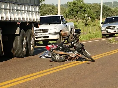 Motociclista morre após bater em caminhão parado em BR