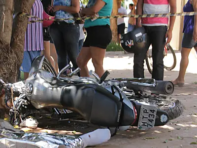 Homem morre ao ter mau súbito, perder o controle da moto e bater em árvore