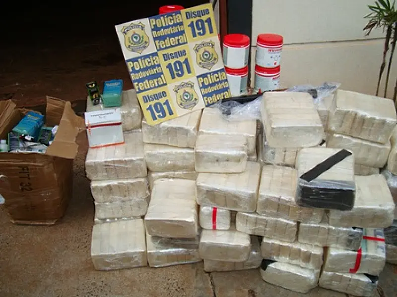 PRF apreende uma tonelada de drogas e fuzil AK 47 em caminhão na BR-163