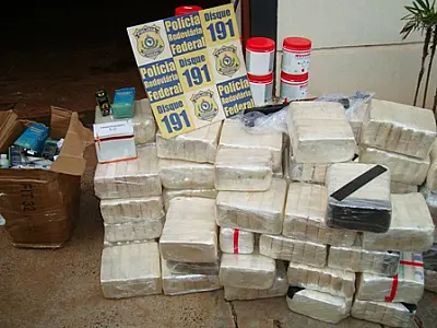 PRF apreende uma tonelada de drogas e fuzil AK 47 em caminhão na BR-163
