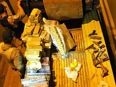 Veículo que estava sendo guinchado após acidente levava drogas e armas