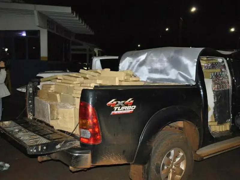 Trio foge deixando veículos carregados com maconha após troca de tiros