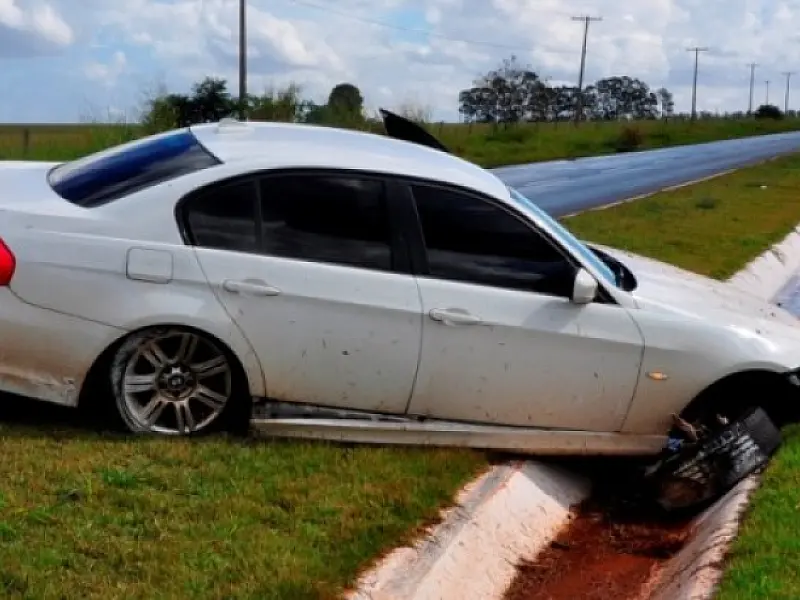 Condutor de BMW perde controle de veículo e sai da pista na MS-134