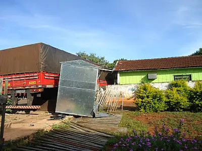Carreta sem motorista invade casa em Sete Quedas nesta quarta