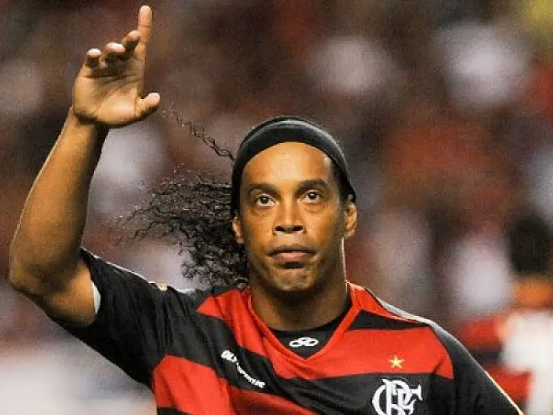 Mano convoca Ronaldinho Gaúcho e mais três do Santos para amistoso contra Gana