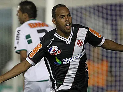 Vasco vence o Coritiba e abre vantagem na final