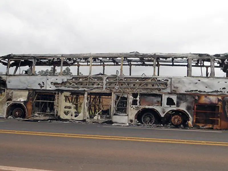 Ônibus pega fogo e fica destruído por fogo na BR-163, próximo a Sonora