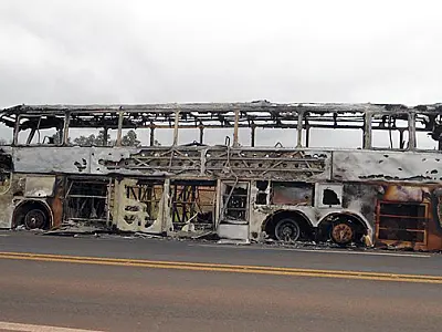 Ônibus pega fogo e fica destruído por fogo na BR-163, próximo a Sonora