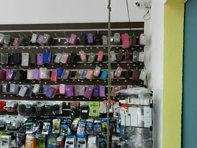 Com auxílio de cordas, ladrões invadem loja e roubam celulares