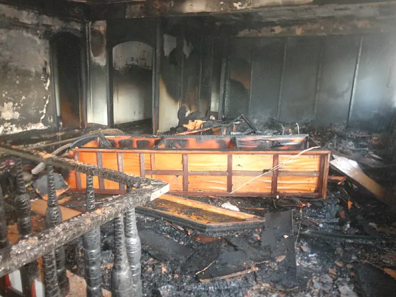 Incêndio destrói república no centro de Dourados nesta sexta