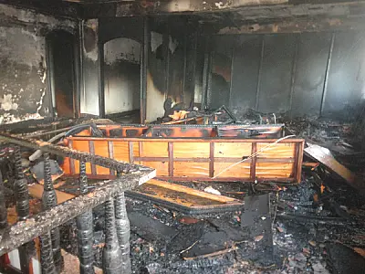 Incêndio destrói república no centro de Dourados nesta sexta