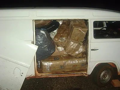 Motorista e passageiro fogem da polícia e pulam de veículo carregado de contrabando