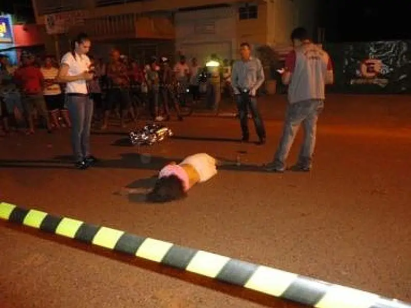 Mulher morre atropelada e condutor foge sem prestar socorro