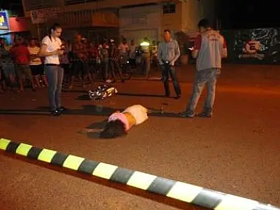 Mulher morre atropelada e condutor foge sem prestar socorro