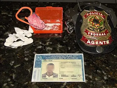 PF flagra dois jovens com cocaína em posto de combustível