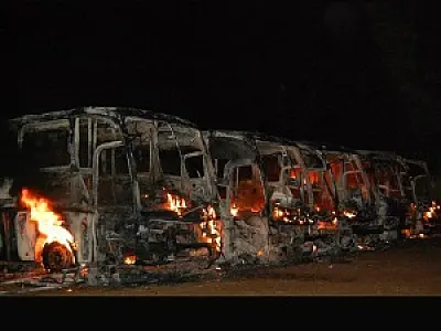 Incêndio destrói cinco ônibus de empresa em Maracaju