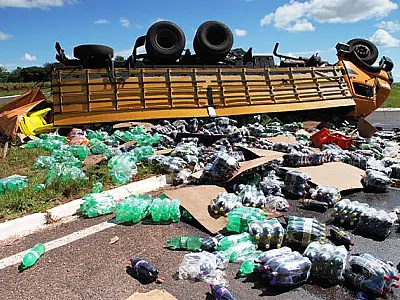 Caminhão de bebidas tomba em trevo da MS-141, próximo a Ivinhema