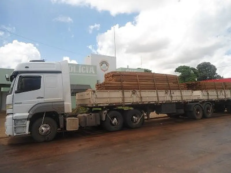 Policias Militar e Civil apreendem carreta de madeira irregular