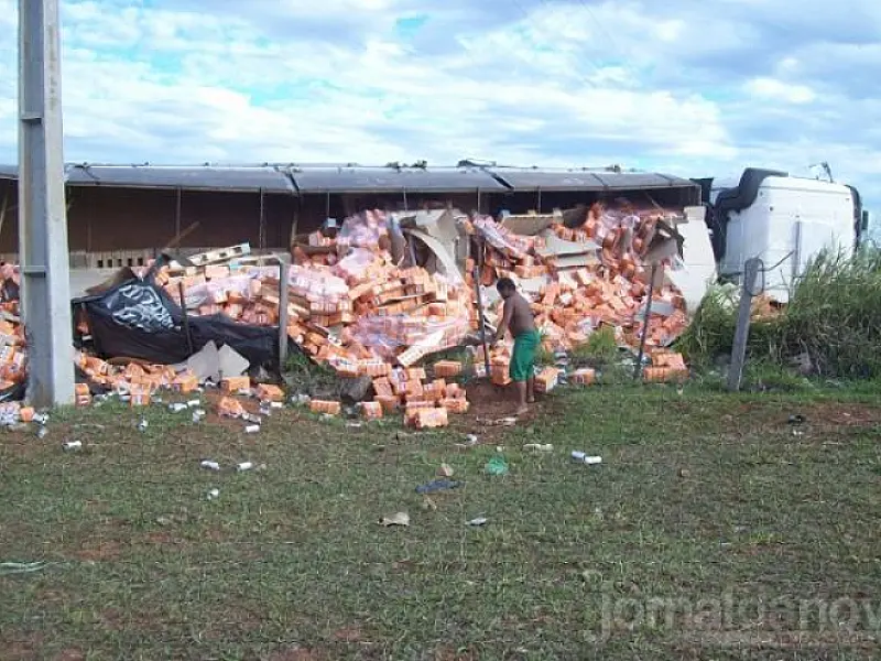 Caminhão carregado de lata de cerveja tomba na rodovia BR-267