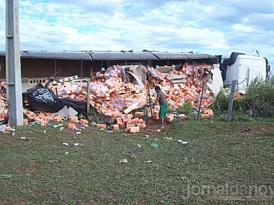Caminhão carregado de lata de cerveja tomba na rodovia BR-267