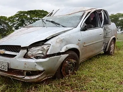 Mulher fica ferida após capotar carro na MS-276