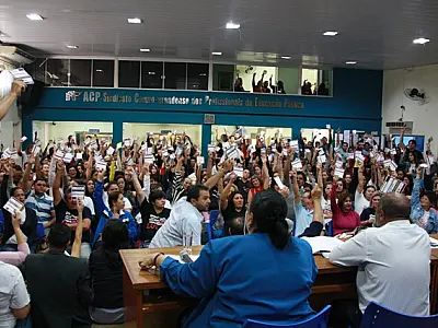 Professores rejeitam proposta da prefeitura e decidem suspender greve durante férias