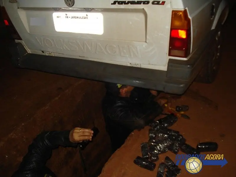 Dupla é presa ao esconder crack em fundo falso de veículo