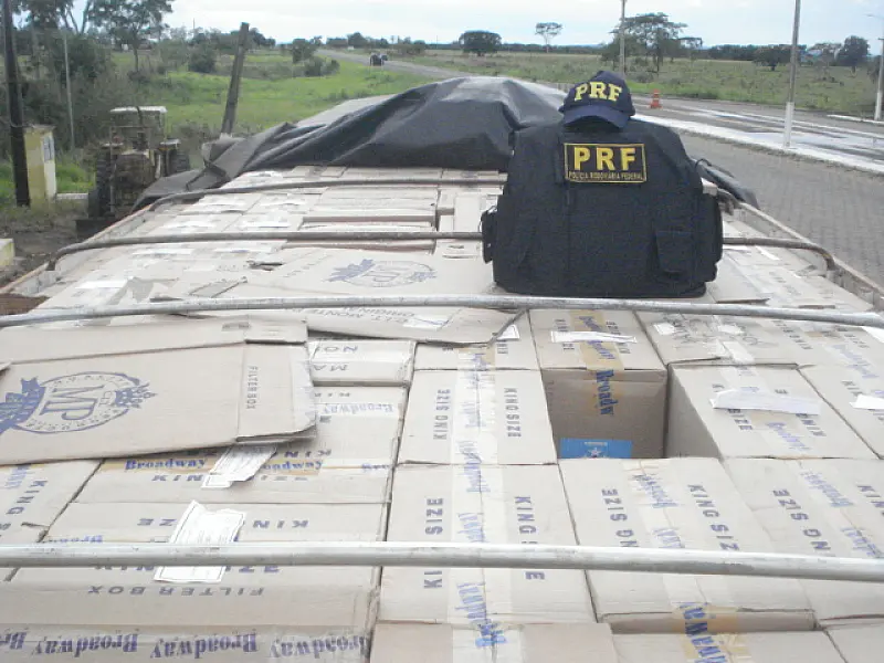 Carreta abandonada é encontrada com 300 caixas de cigarro