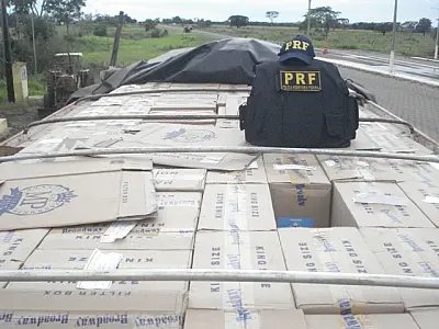 Carreta abandonada é encontrada com 300 caixas de cigarro
