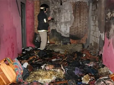 Casa fica parcialmente destruída após ser atingida por incêndio