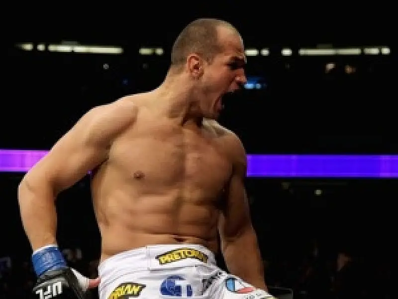Brasileiro é campeão dos pesos pesados do UFC