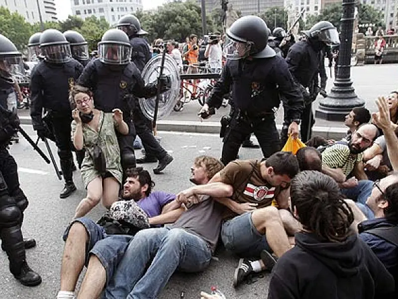 Protestos se intensificam e deixam ao menos 121 feridos na Espanha