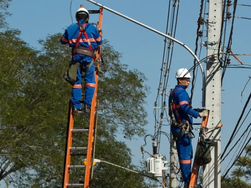 Com ordem de serviço, troca de lâmpadas queimadas será retomada nas sete regiões urbanas