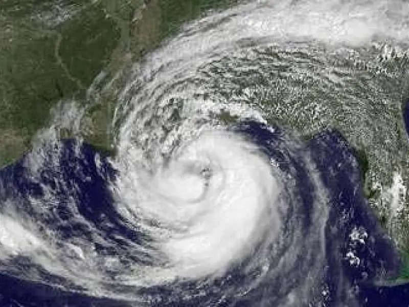 Isaac alcança força de furacão e se aproxima de Nova Orleans