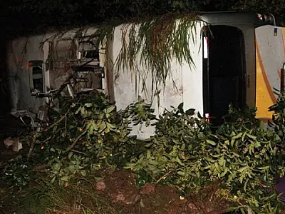 Menino morre e 16 pessoas ficam feridas em acidente com ônibus em Rio Verde
