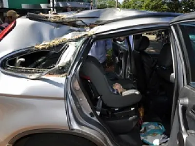 Galho de árvore tomada por cupim cai em cima de carro em Dourados