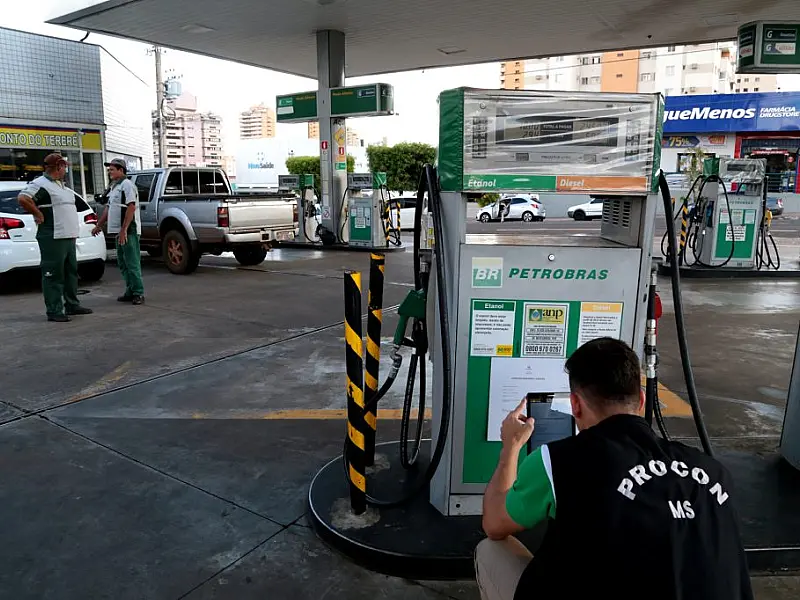 Procon fiscaliza postos de combustíveis da Capital e constata abuso de preços