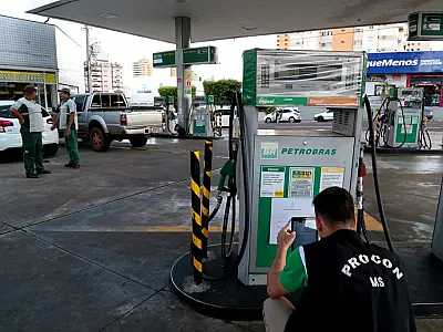 Procon fiscaliza postos de combustíveis da Capital e constata abuso de preços