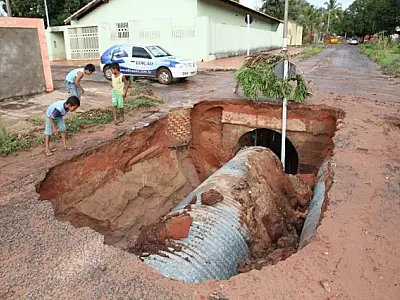 Chuva desta sexta abre enorme cratera em bairro de Coxim