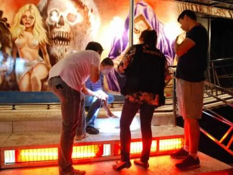 Menino de 10 anos morre eletrocutado em parque de diversões