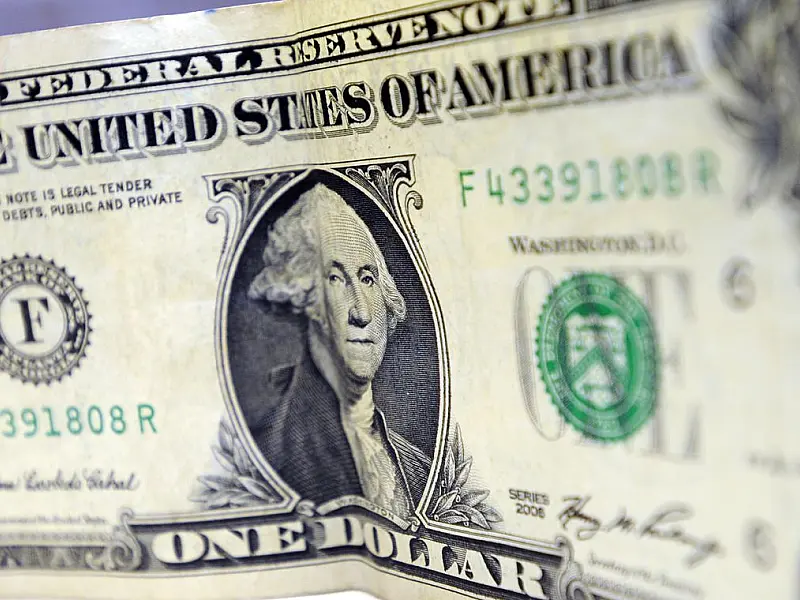 Dólar ultrapassa R$ 3,70 e registra maior valor em dois anos