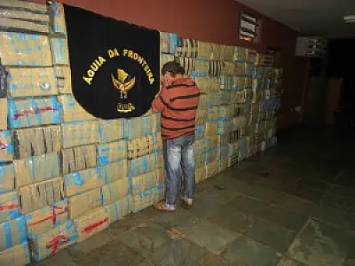 DOF apreende quase 4 toneladas de droga em carga de madeira