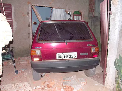Homem tenta matar ex-companheira com o próprio carro