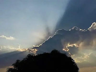 Sol entre nuvens, temperaturas em elevação e chuvas isoladas
