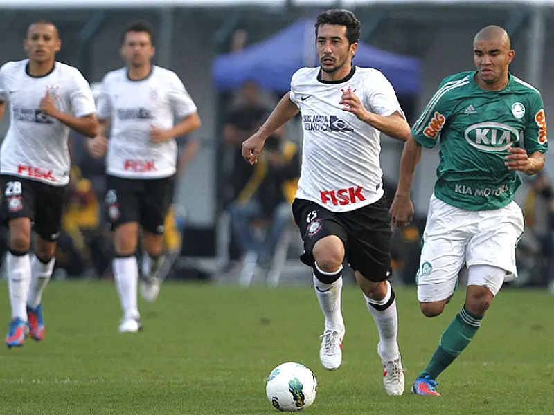 Corinthians vence o Palmeiras e sai da lanterna do brasileirão